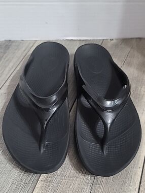 OOFOS Oolala Women's Black Recovery Running Toe Post Thong Sandals Flip Flops 11